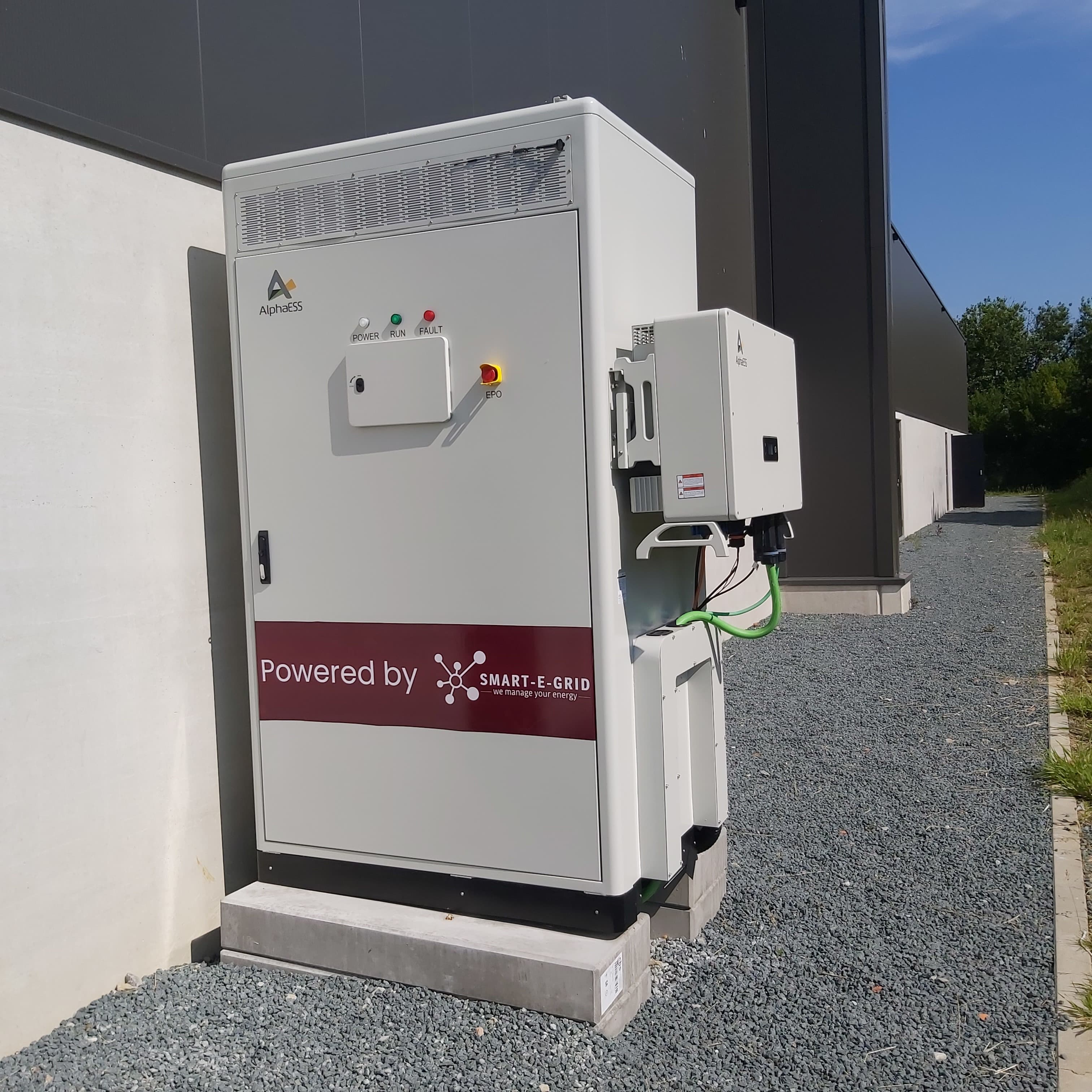 Industriële batterij bij een bedrijfsgebouw