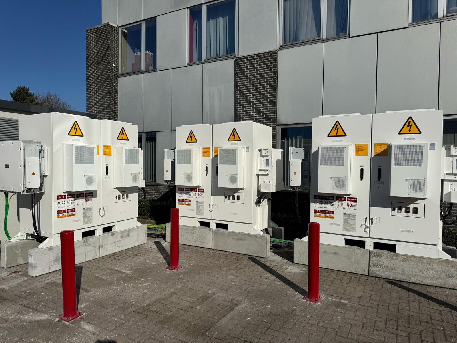 Industriële batterij bij een bedrijfsgebouw