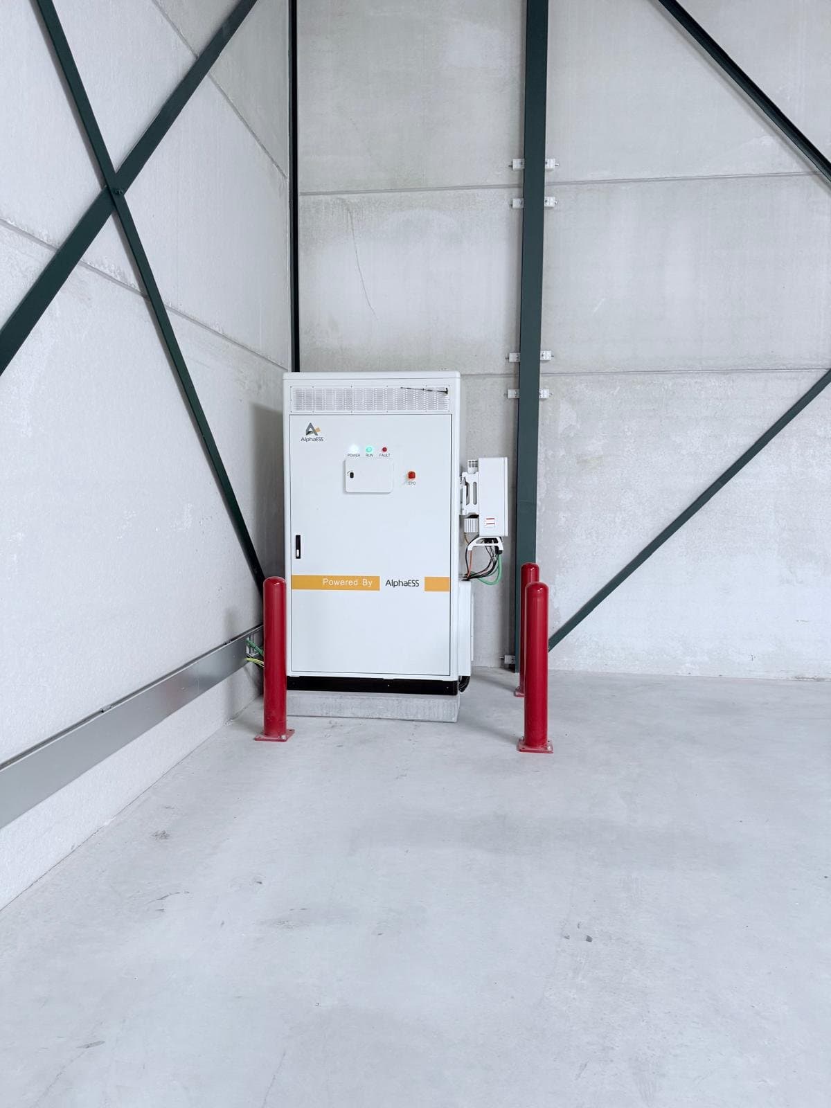 Industriële batterij, aangestuurd door Smart-E-Grid, bij een bedrijfsgebouw