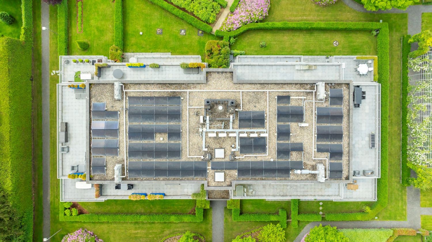 Kantoorgebouw met zonnepanelen op het dak