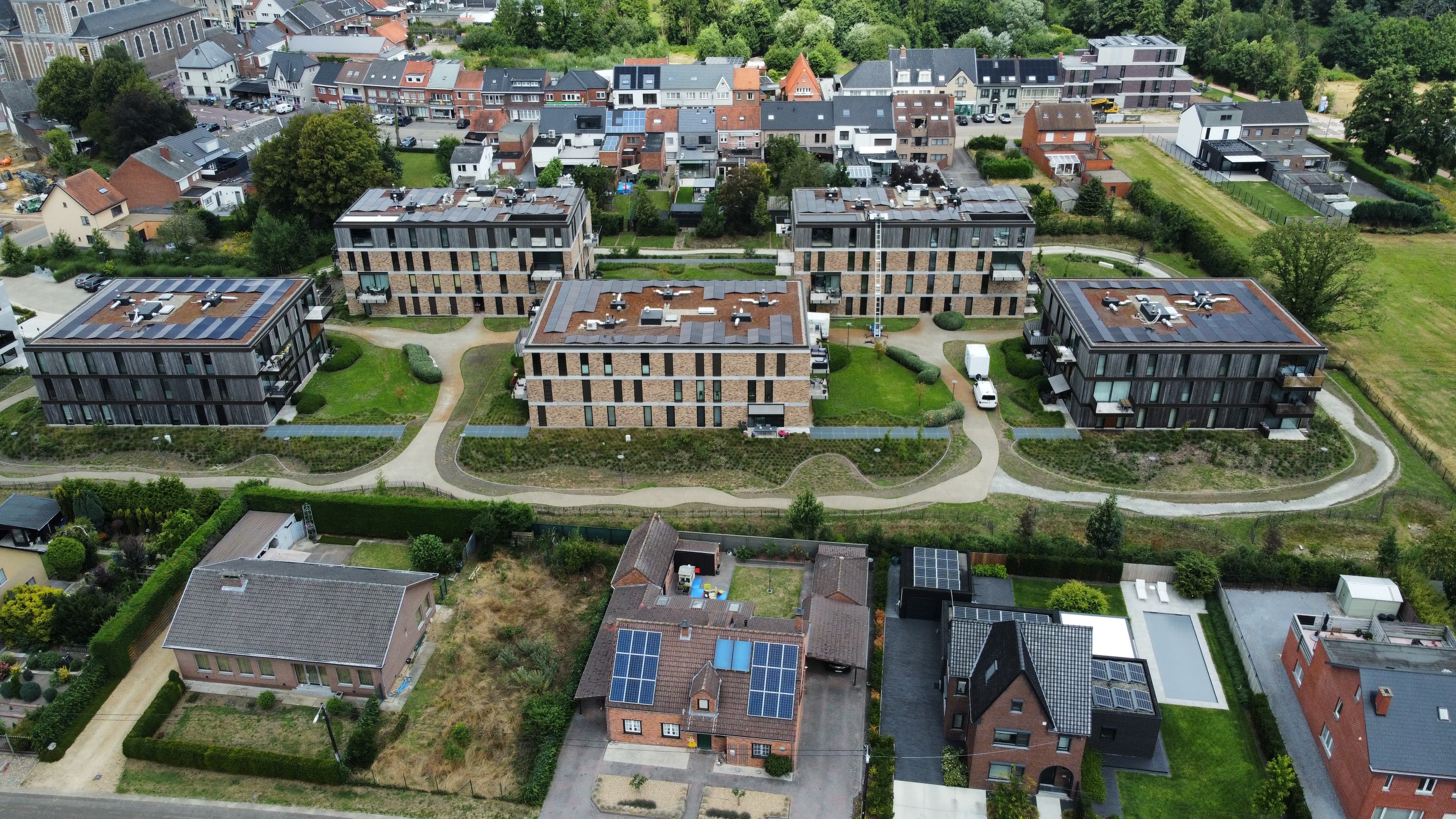 Zonnepanelen op een bedrijfsdak