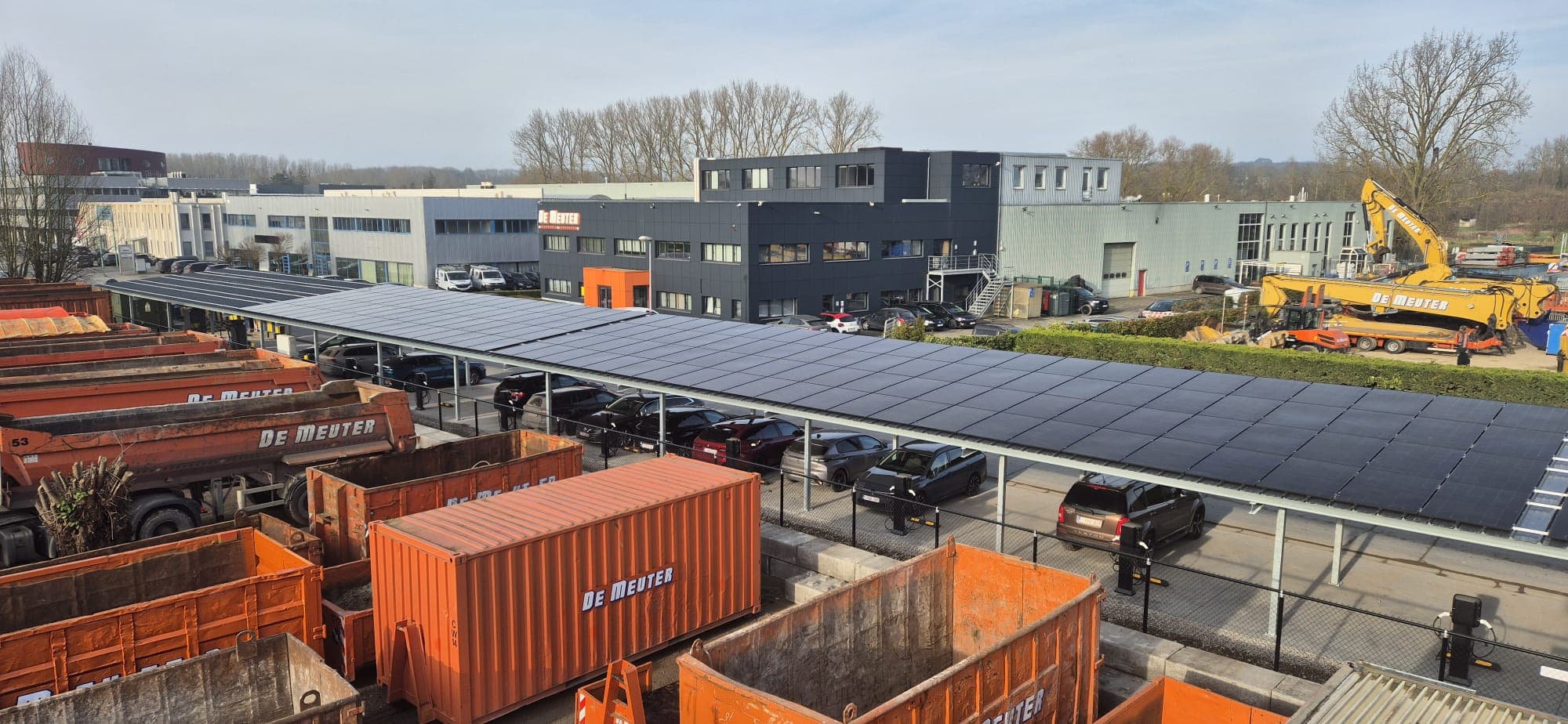 Zonnepanelen op een bedrijfsdak afgestemd op het energieverbruik