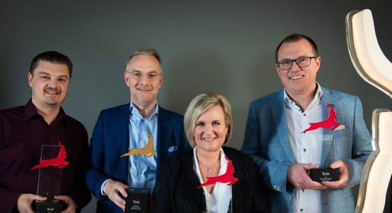 Les Ambassadeurs Trends Gazelles 2021 du Limbourg avec leur trophée, avec Ben Kunnen d'Opteco à gauche