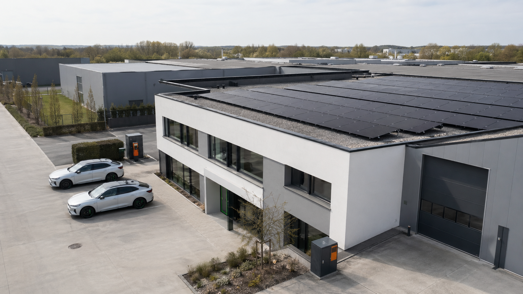 KMO-bedrijfsgebouw met zonnepanelen op een plat dak