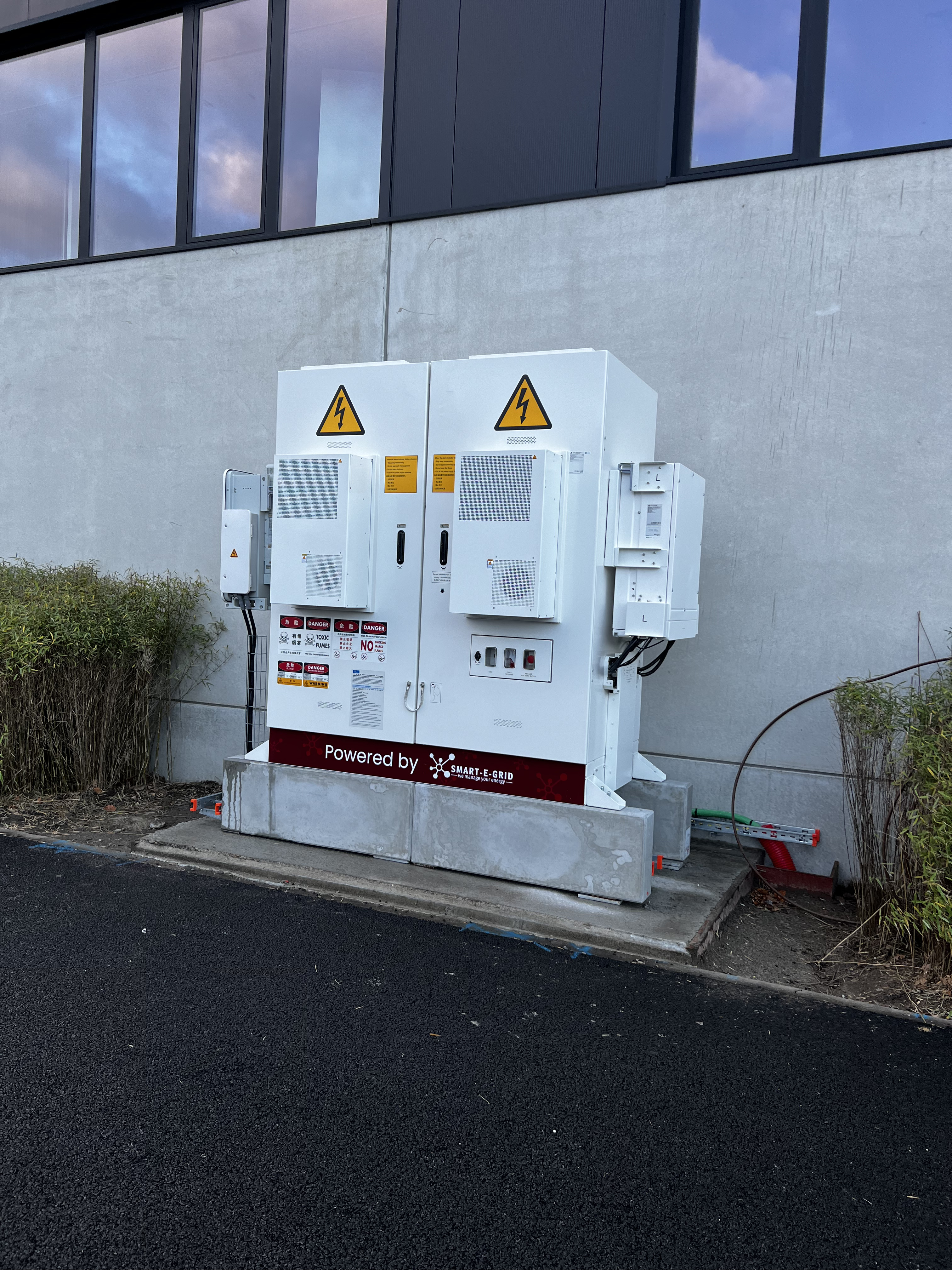 Kantoorgebouw met zonnepanelen op het dak