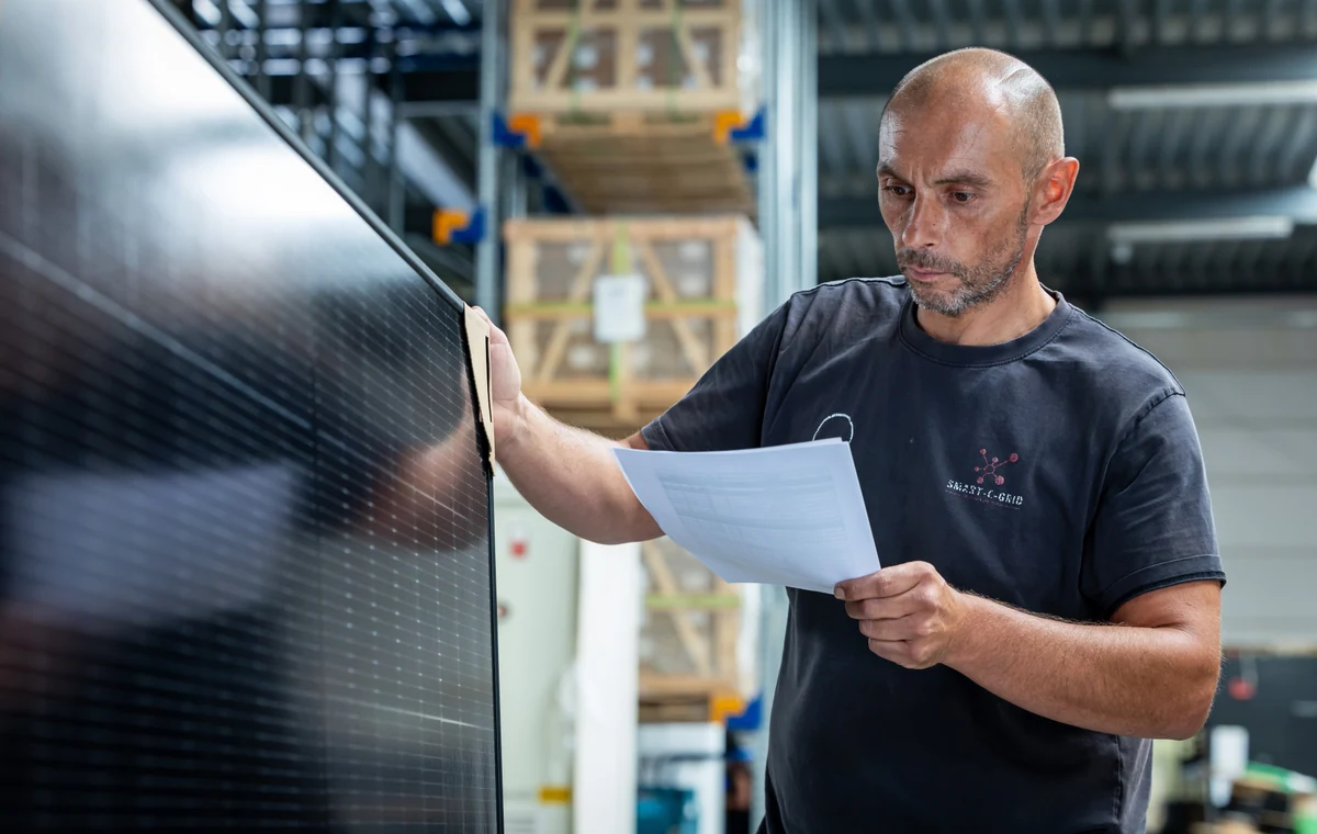 Smart-E-Grid medewerker controleert een zonnepaneel
